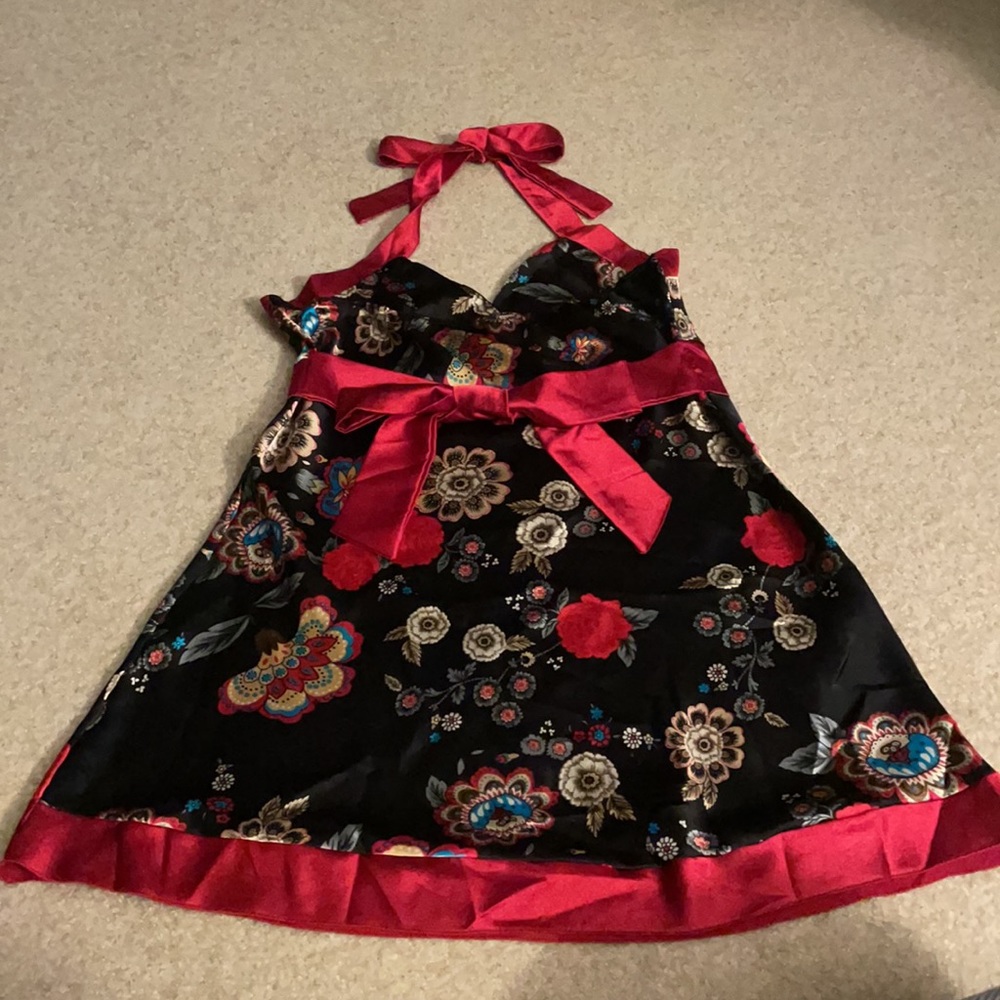 Body Central Silk Floral Halter Top - Picture 4 of 9